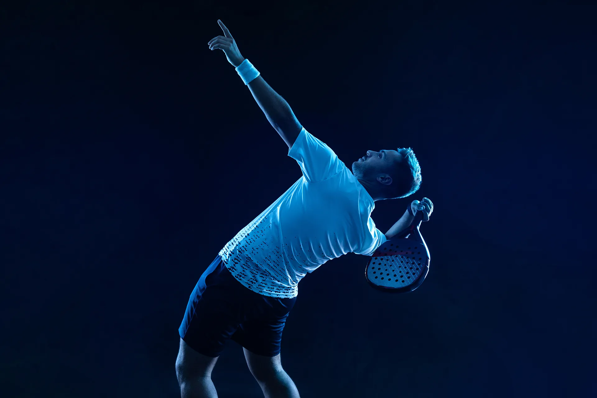 Padel serve man