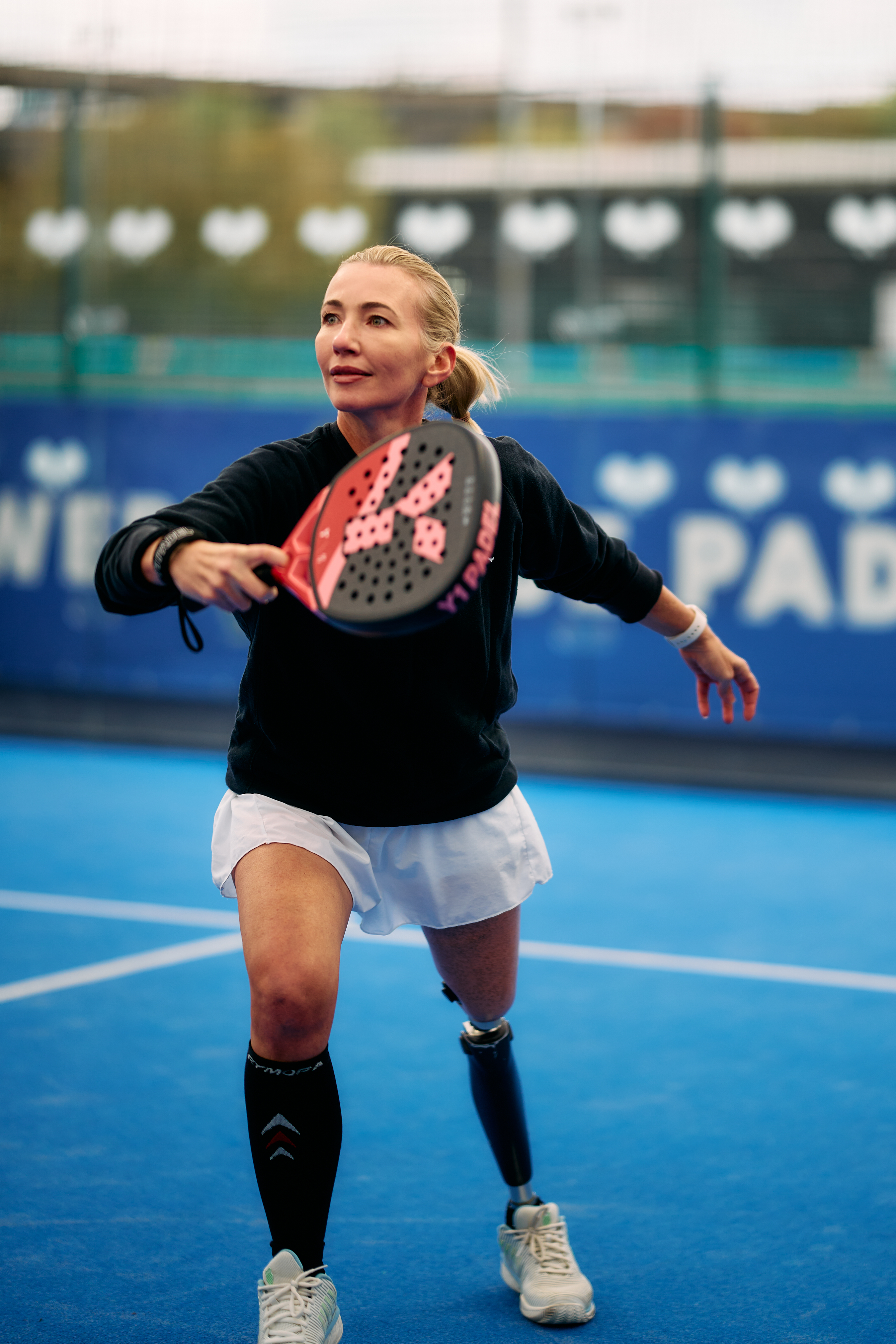 Player with a prosthetic leg lining up a forehand